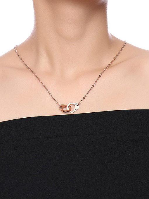 Elegante collar de titanio con circonitas geométricas chapadas en oro rosa