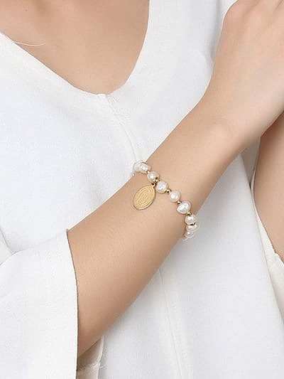 Bracelet en titane avec perles d'eau douce en forme d'étiquette