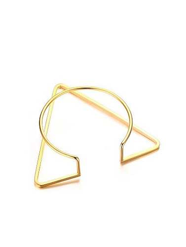 Brazalete de titanio en forma de triángulo chapado en oro de diseño abierto exquisito