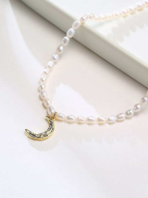Collar minimalista de luna de perlas de agua dulce de acero inoxidable