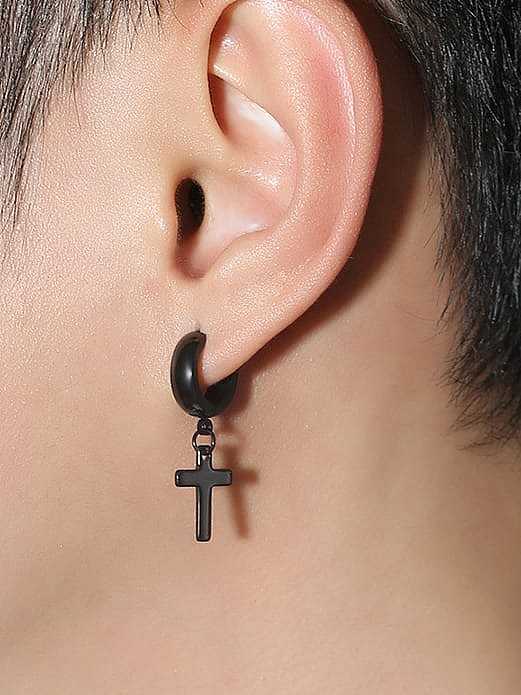 Minimalistischer Huggie-Ohrring aus Edelstahl mit Kreuz