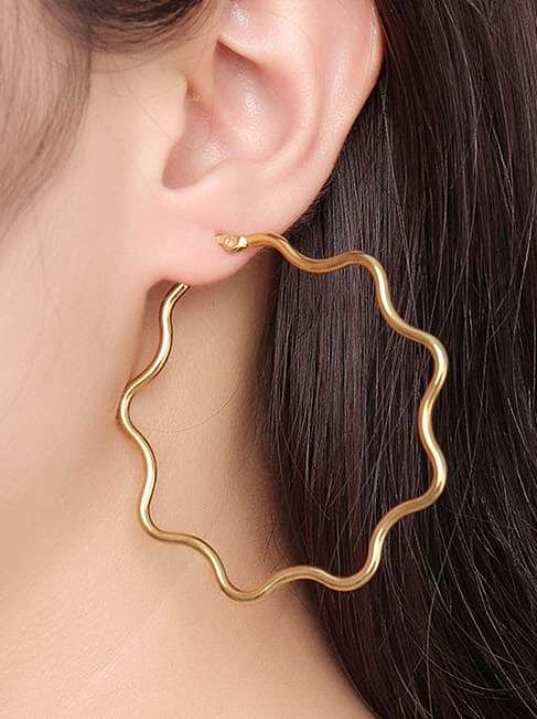 Boucles d'oreilles pendantes en titane en forme de vague plaquées or Temperament