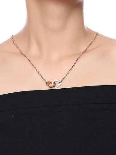 Elegante collar de titanio con circonitas geométricas chapadas en oro rosa