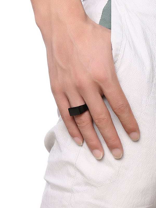 Exquisito anillo de titanio con forma geométrica chapada en pistola negra