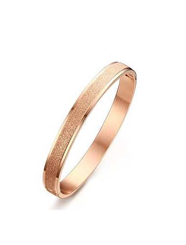 Brazalete de titanio esmerilado chapado en oro rosa de moda