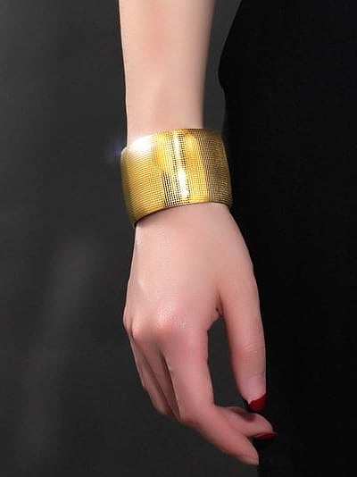 Bracelete de titânio polido e banhado a ouro com design aberto da moda