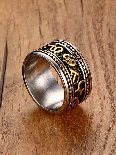 Exquisito anillo de titanio con forma geométrica chapado en oro