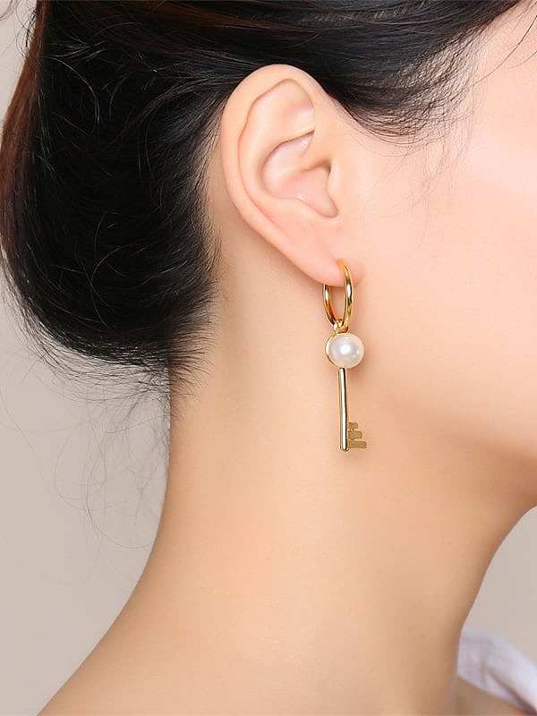Boucles d'oreilles en acier inoxydable avec clip clé simpliste plaqué or