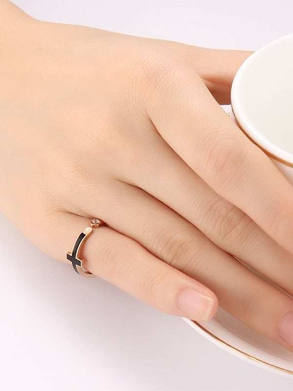 Elegante anillo de titanio con diamantes de imitación en forma de cruz de diseño abierto