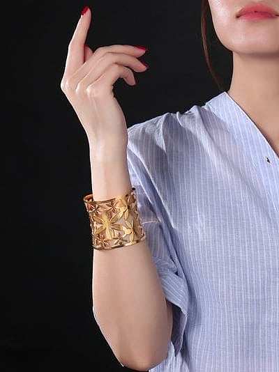 Requintado bracelete de titânio com design aberto banhado a ouro em forma de flor