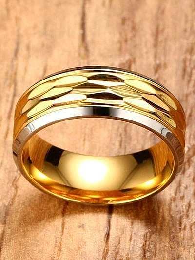 Anel de titânio em forma geométrica folheado a ouro de luxo