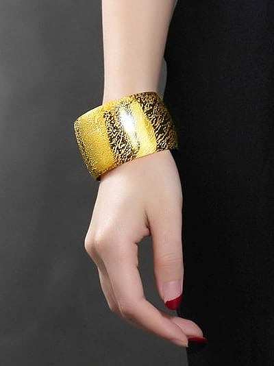 Delicado bracelete de titânio em formato geométrico polido alto banhado a ouro
