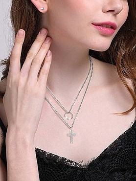 Collar de doble capa de diamantes de imitación en forma de cruz de moda