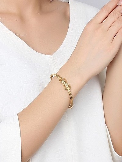 Bracelet en titane en forme de numéro huit plaqué or à la mode