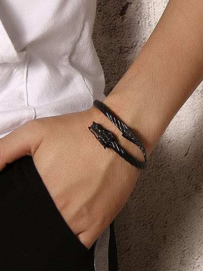 Delicada pulseira de dragão banhada a preto com design aberto