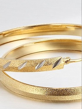 Pendientes colgantes esmerilados con forma geométrica chapados en oro de moda