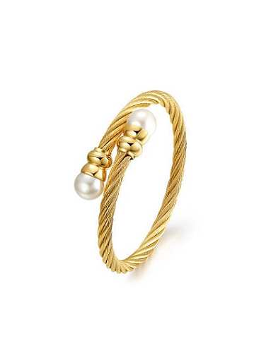 Elegante brazalete de titanio con perla chapada en oro y diseño abierto