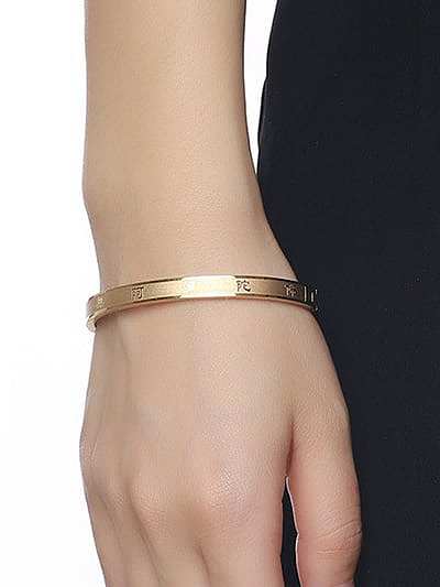 Exquisito brazalete de acero inoxidable esmerilado chapado en oro