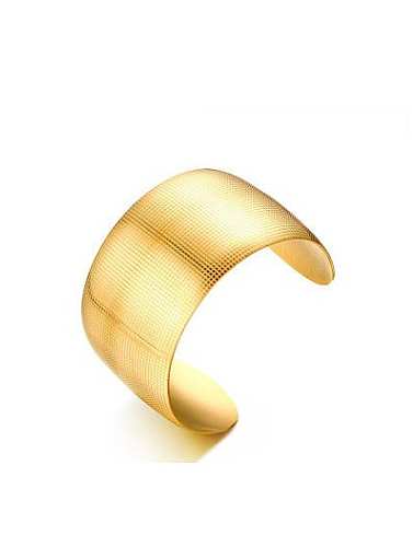 Bracelete de titânio polido e banhado a ouro com design aberto da moda