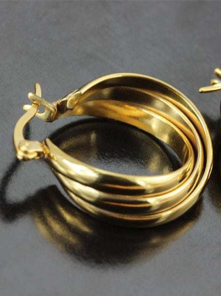 Brincos de clipe de titânio banhados a ouro com design exagerado de três camadas