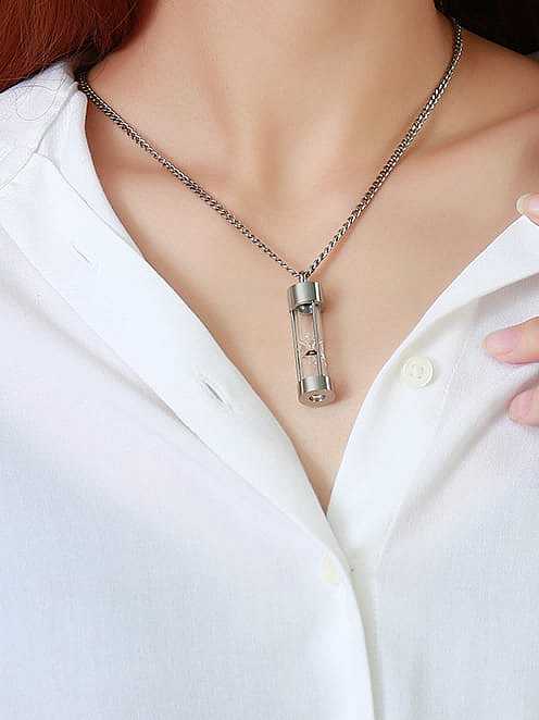 Collar minimalista geométrico de acero titanio