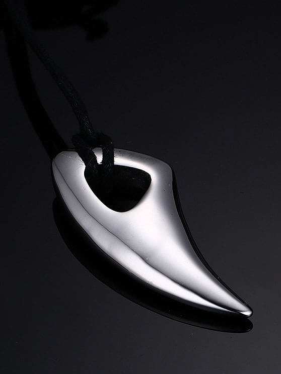 Collier pendentif en corne noire minimaliste irrégulière en acier au titane
