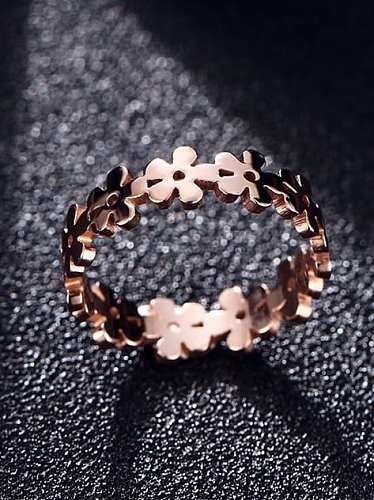 Elegante anillo de titanio con forma de flor chapado en oro rosa