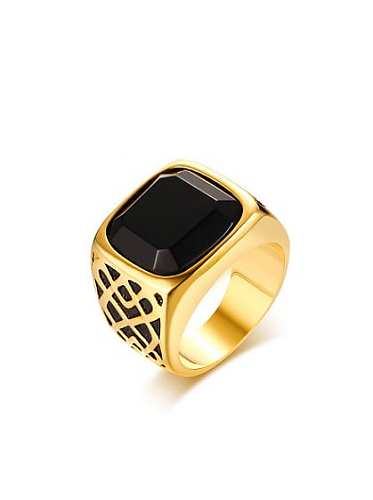 Anel de cornalina folheado a ouro em forma de quadrado preto moderno