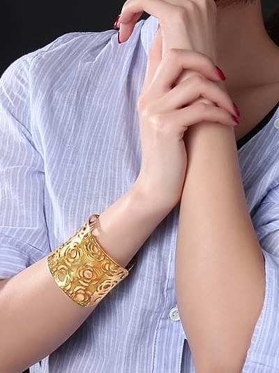 Bracelet de luxe en forme de fleur creuse plaqué or