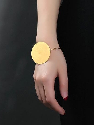 سوار من التيتانيوم على شكل دائري مطلي بالذهب بتصميم مفتوح مفتوح