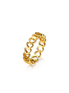 Exquisito anillo de titanio con corazón hueco chapado en oro