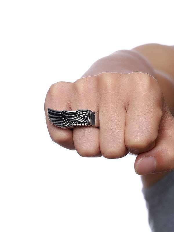 Exquisito anillo de hombre de acero inoxidable con forma de pluma