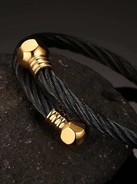 Exquisito brazalete de titanio geométrico de diseño abierto chapado en oro