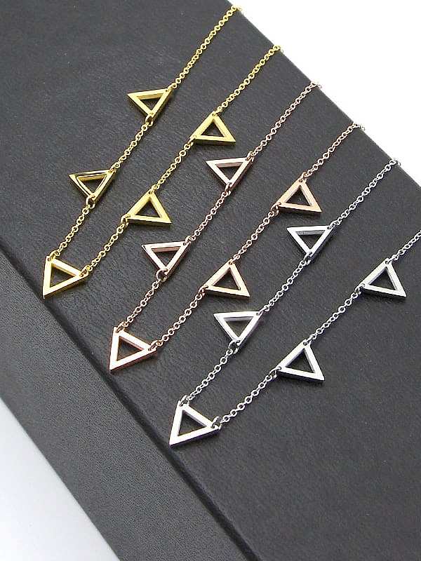 Minimalistische Halskette aus Titan mit hohlem Dreieck