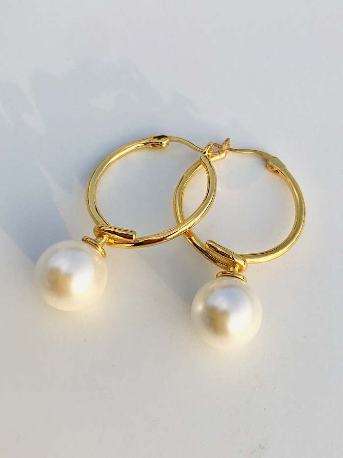 Boucles d'oreilles Huggie minimalistes rondes blanches en perle d'imitation cuivre