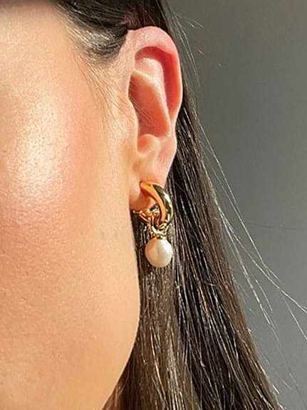 Boucle d'oreille Huggie géométrique minimaliste en laiton avec perle d'imitation