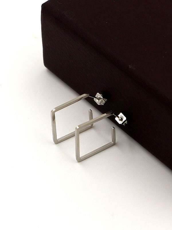 Geometrischer minimalistischer Ohrstecker aus Titan