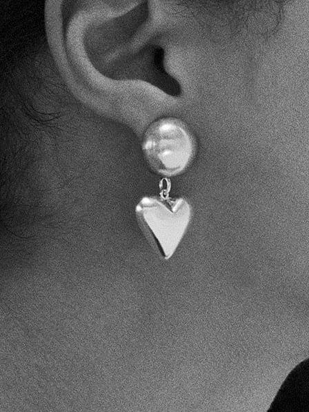 Boucles d'oreilles pendantes minimalistes en acier au titane avec cœur lisse