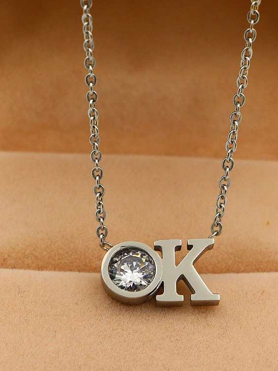 Collar minimalista OK con letra de diamantes de imitación de titanio