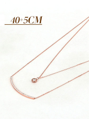 Collier minimaliste avec médaillon en titane et strass