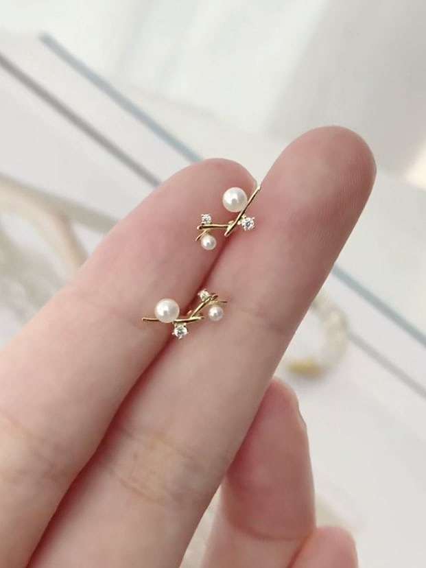 Aretes minimalistas irregulares de perla de imitación de latón