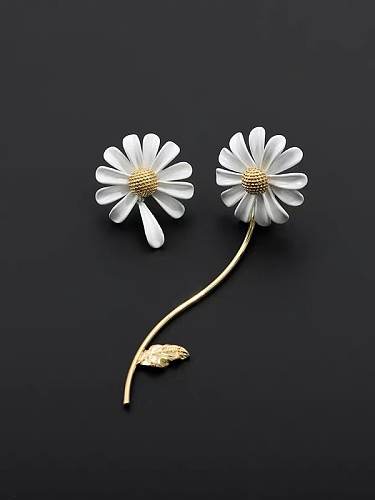 Pendiente de botón minimalista con flor de resina de latón