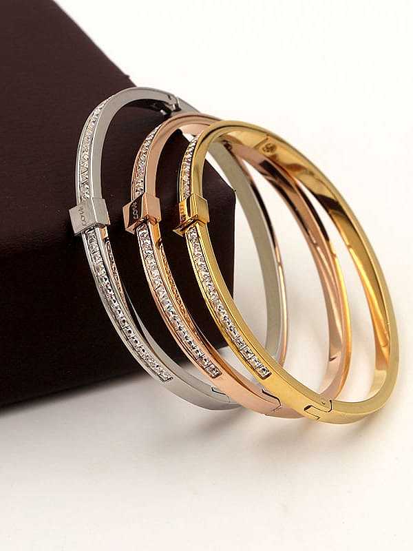 Brazalete de banda minimalista con letra de diamantes de imitación de titanio