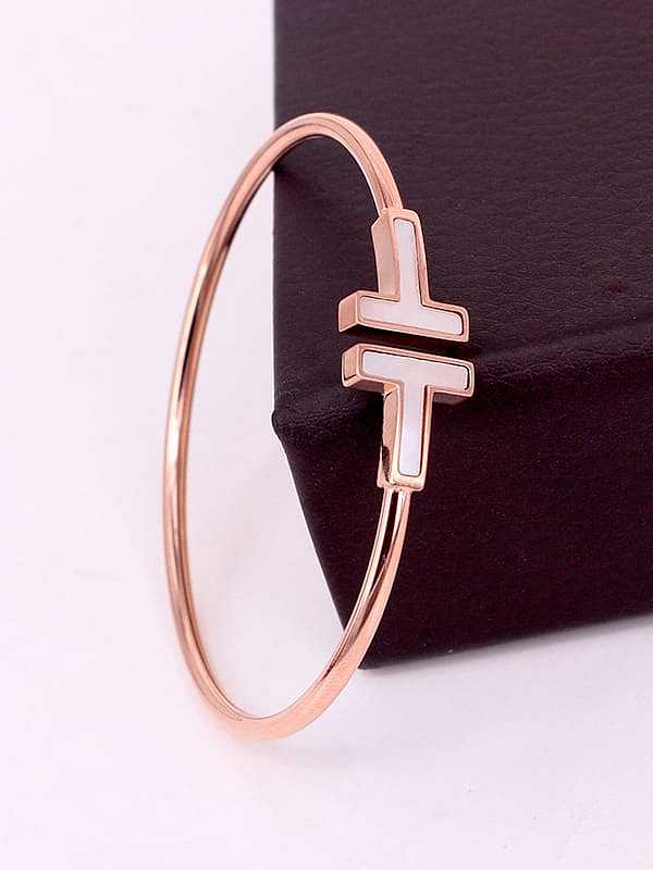 Bracelet manchette minimaliste en titane avec lettre en coquillage