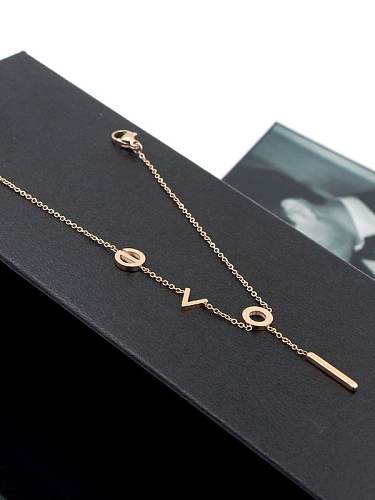 Tobillera delicada con letra de titanio