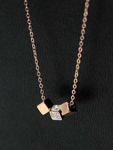 Collar con colgante minimalista geométrico de diamantes de imitación de titanio