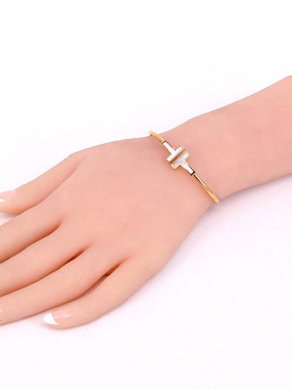 Bracelet manchette minimaliste en titane avec lettre en coquillage