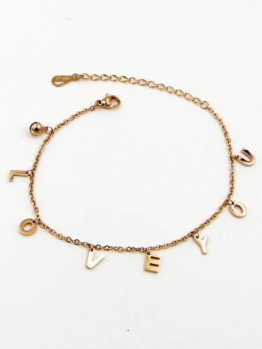 Tobillera delicada con letra de titanio