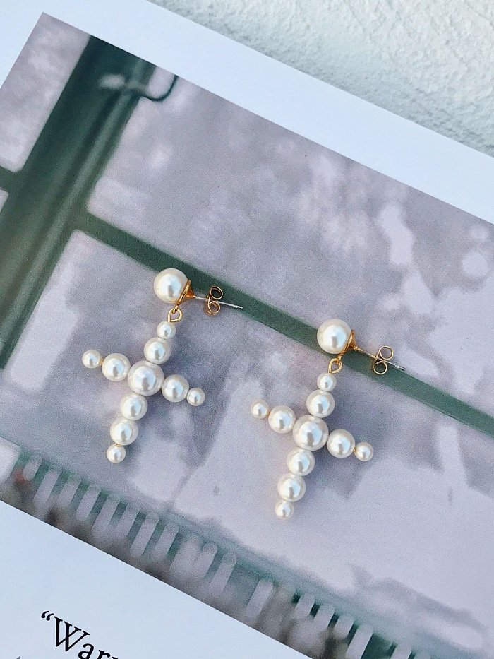 Pendiente de botón minimalista con cruz blanca de perla de imitación de cobre
