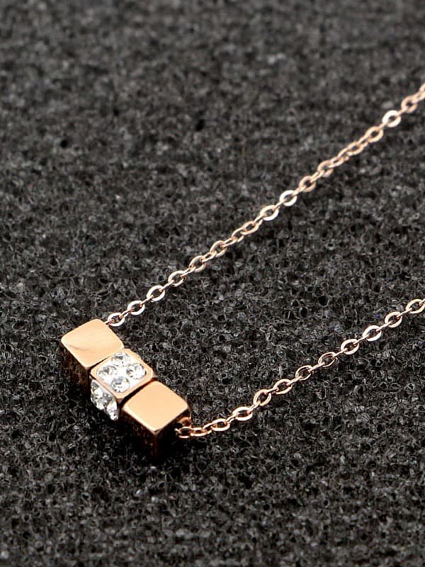Collar con colgante minimalista geométrico de diamantes de imitación de titanio